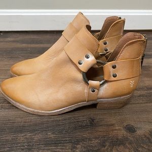 Frye Ray Harness Back Zip Size 8.5